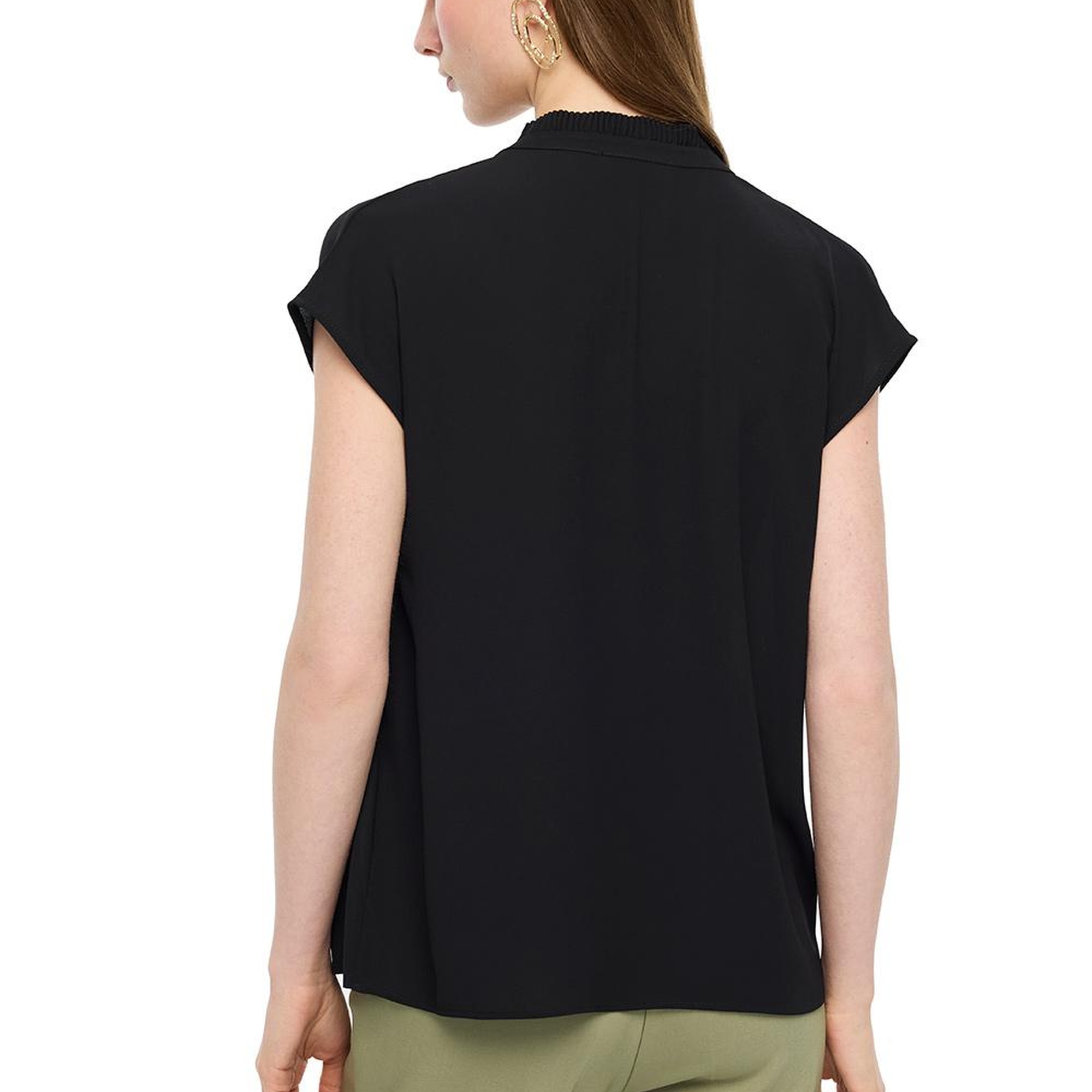 V-Yaka Düşük Kollu Bağcık Detaylı Bluz