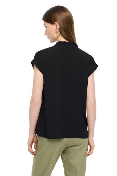  V-Yaka Düşük Kollu Bağcık Detaylı Bluz