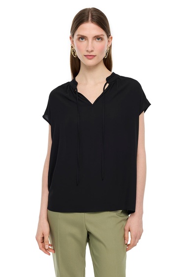  V-Yaka Düşük Kollu Bağcık Detaylı Bluz