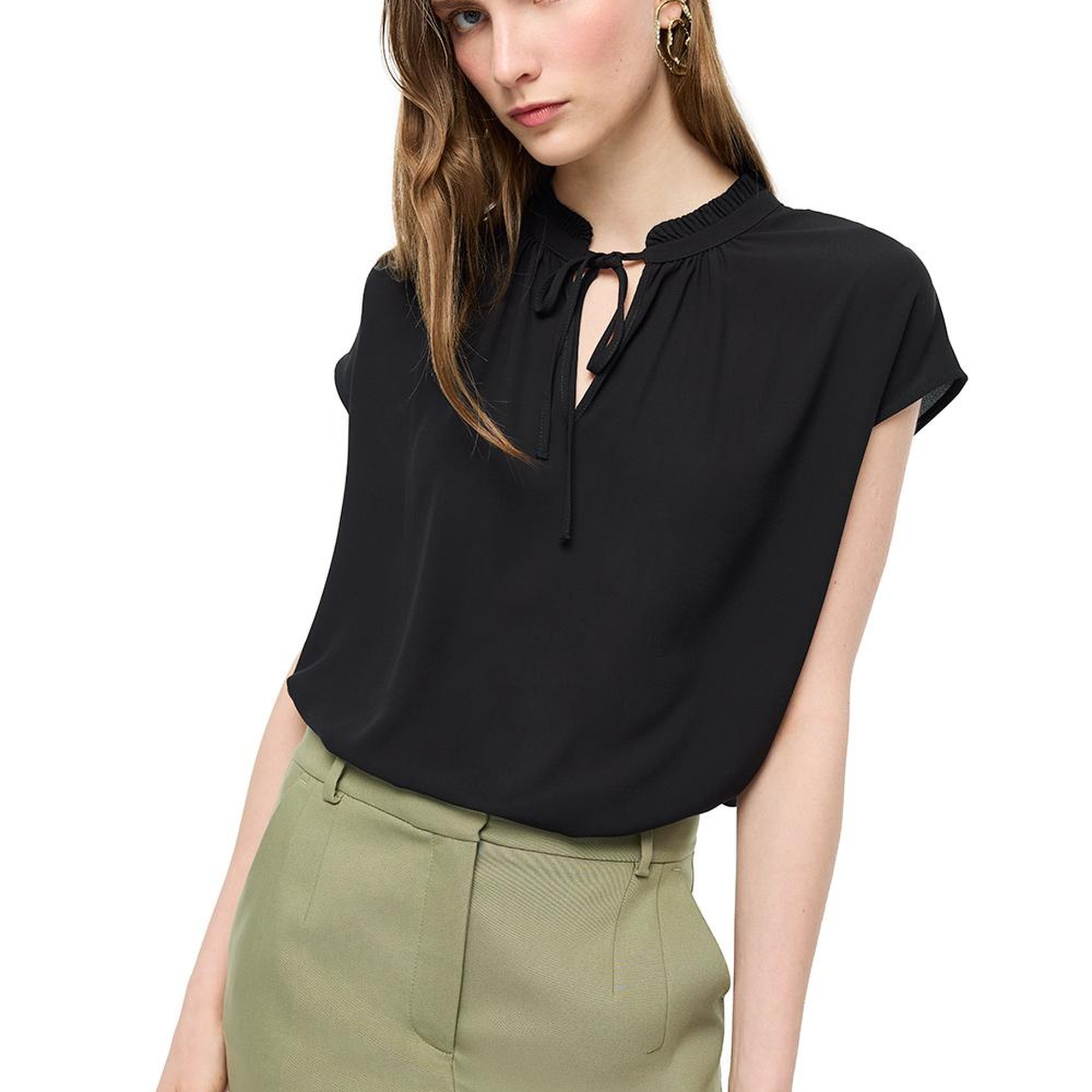 V-Yaka Düşük Kollu Bağcık Detaylı Bluz