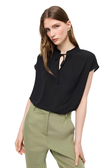  V-Yaka Düşük Kollu Bağcık Detaylı Bluz