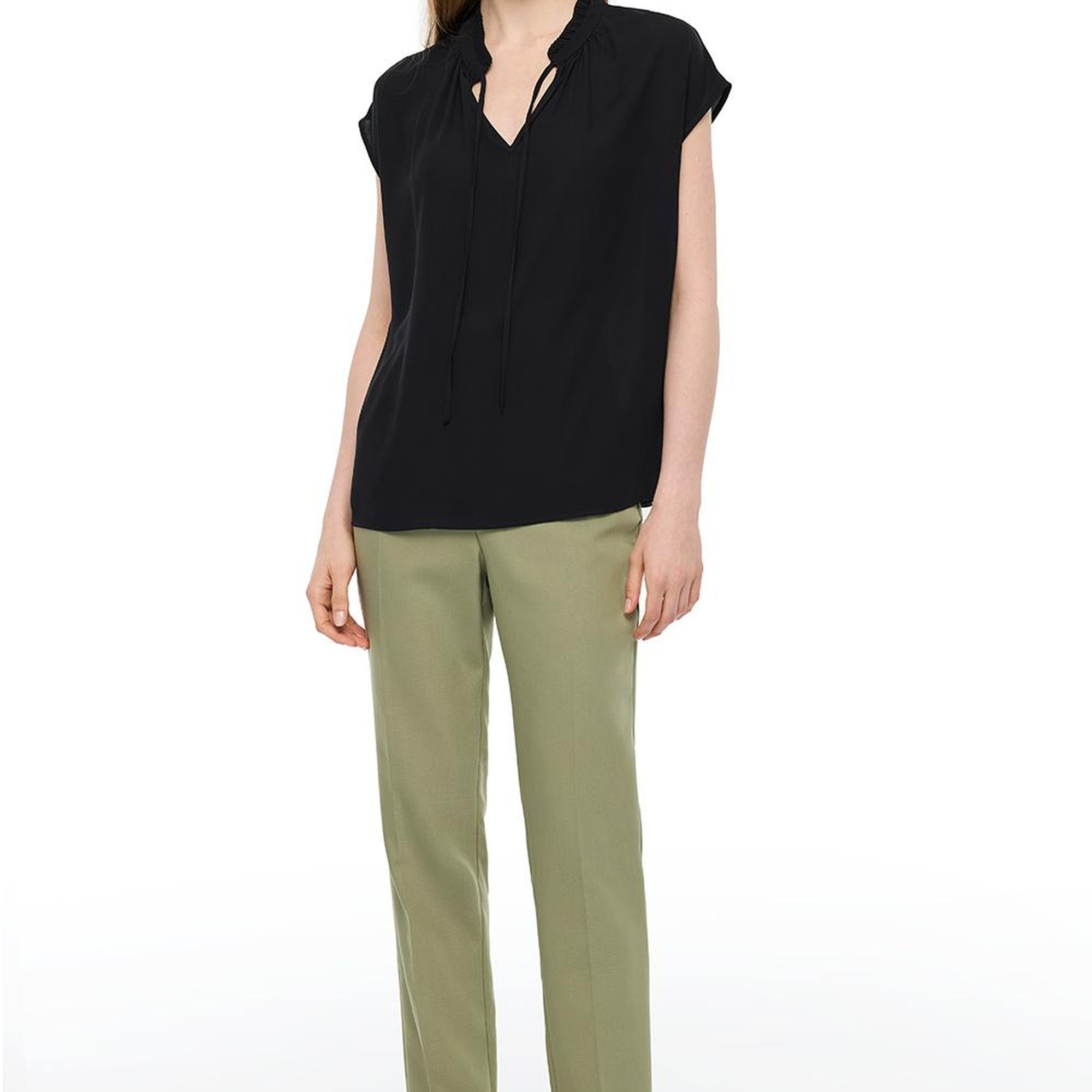 V-Yaka Düşük Kollu Bağcık Detaylı Bluz