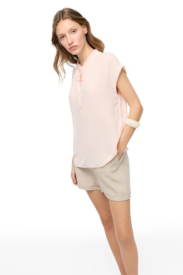  V-Yaka Düşük Kollu Bağcık Detaylı Bluz