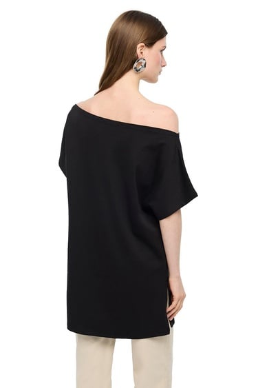  Kayık Yaka Pamuklu Tişört