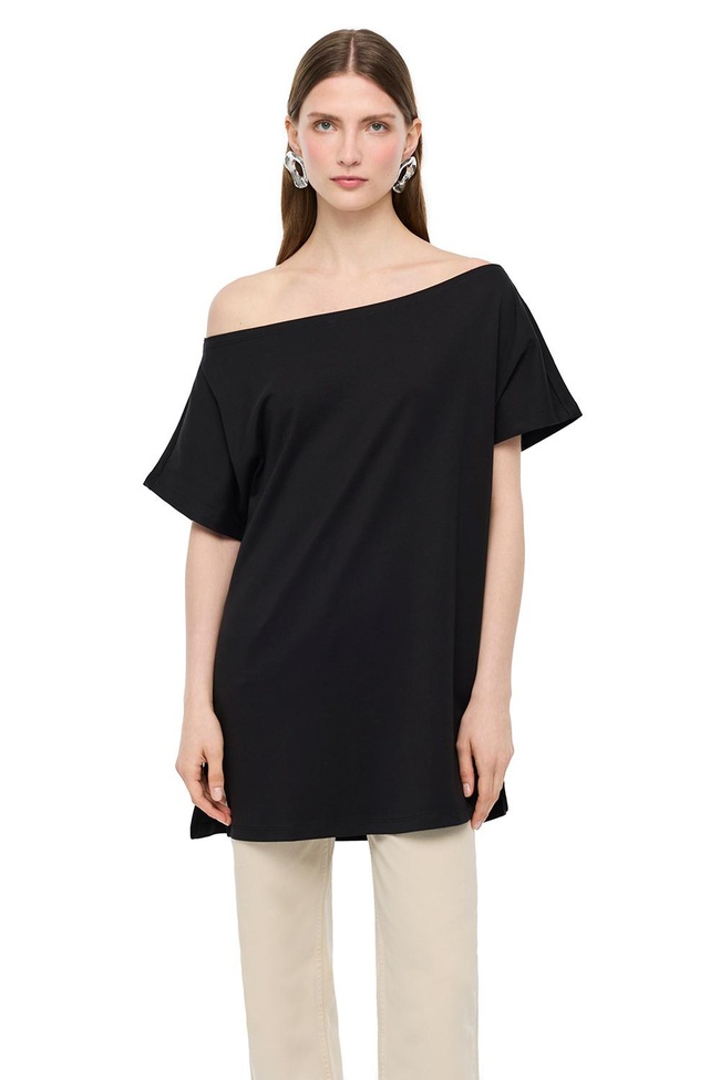  Kayık Yaka Pamuklu Tişört