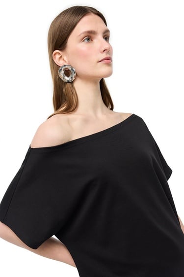  Kayık Yaka Pamuklu Tişört