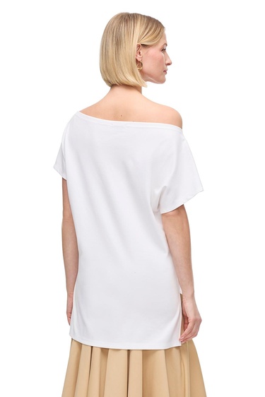  Kayık Yaka Pamuklu Tişört