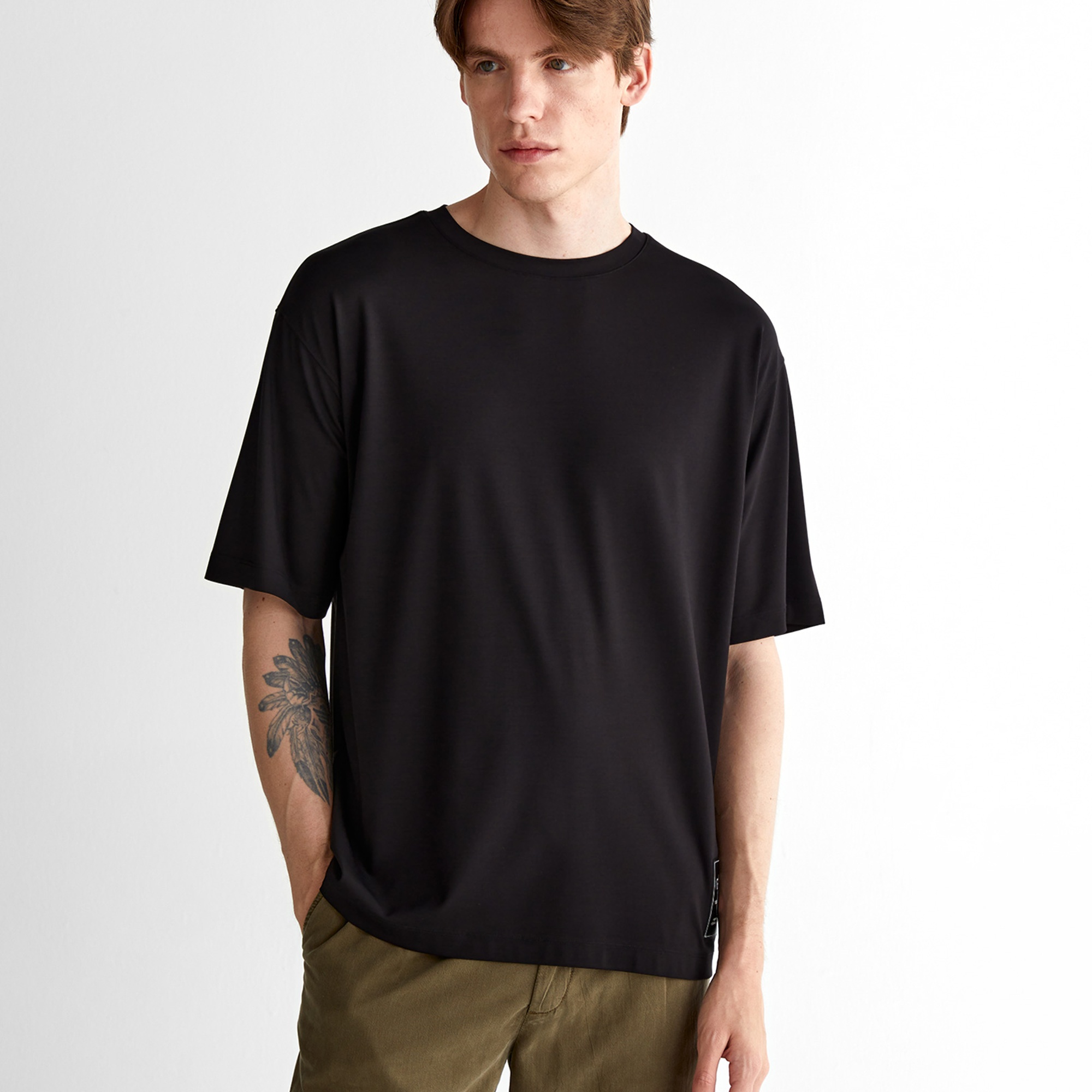 GANT Erkek Siyah Relaxed Fit Bisiklet Yaka Logolu T-Shirt
