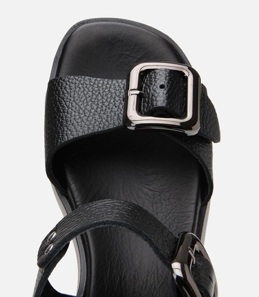  Kadın Deri Siyah Kemerli Dolgu Topuklu Sandalet