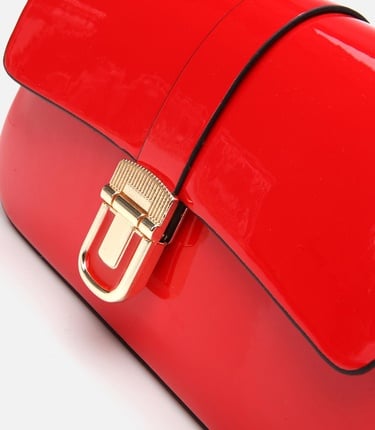  Kadın Kırmızı Kilit Detaylı Çapraz Askılı Çanta