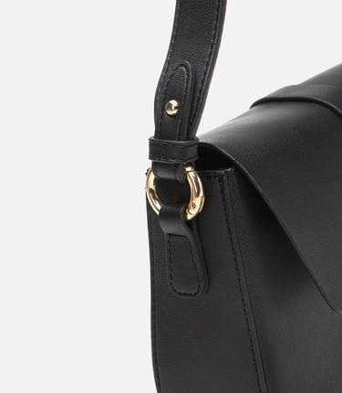  Kadın Siyah Kilit Detaylı Çapraz Askılı Çanta