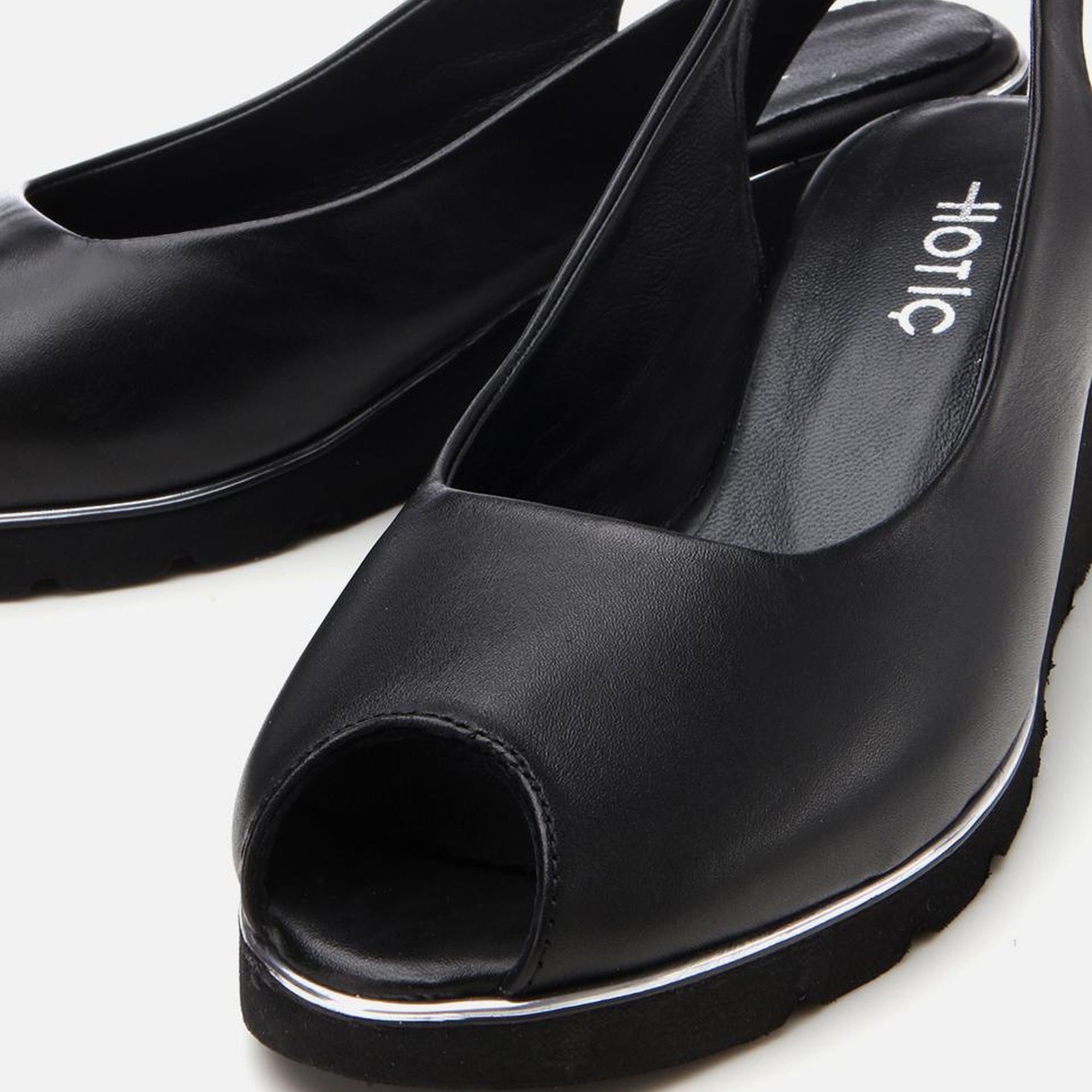 Kadın Deri Siyah Tokalı Dolgu Topuklu Sandalet