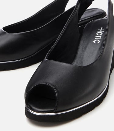  Kadın Deri Siyah Tokalı Dolgu Topuklu Sandalet