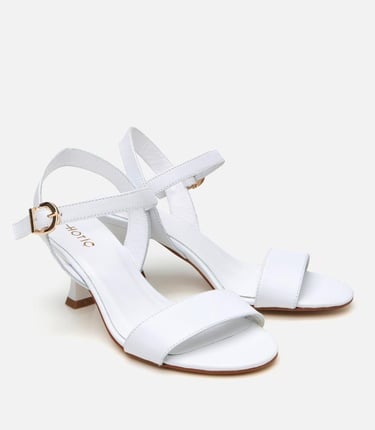  Kadın Deri Beyaz Kemerli Topuklu Sandalet