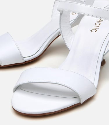  Kadın Deri Beyaz Kemerli Topuklu Sandalet