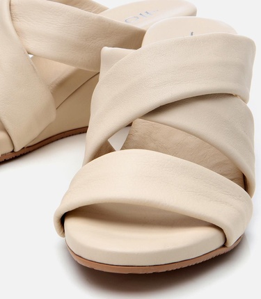  Kadın Deri Ekru Dolgu Topuklu Terlik