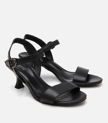  Kadın Deri Siyah Kemerli Topuklu Sandalet