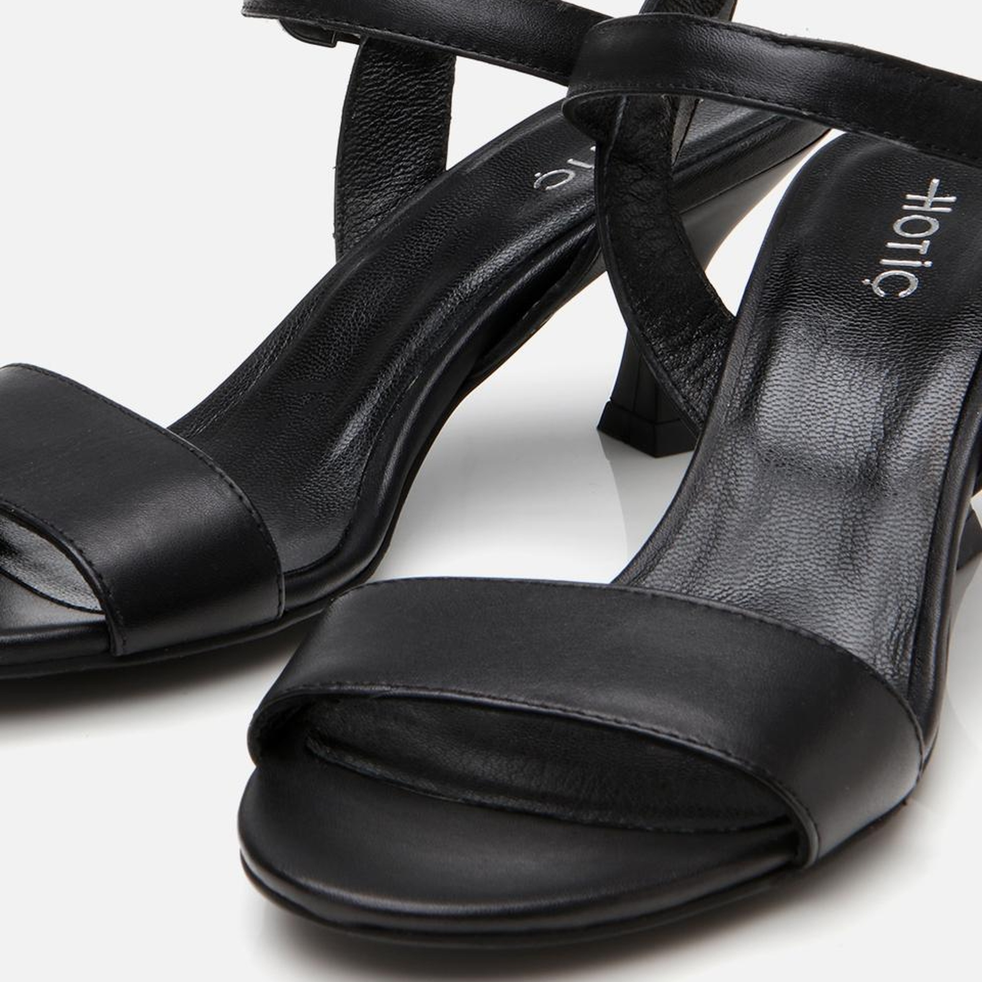 Kadın Deri Siyah Kemerli Topuklu Sandalet