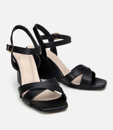  Kadın Siyah Dolgu Topuklu Sandalet