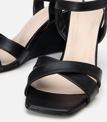  Kadın Siyah Dolgu Topuklu Sandalet