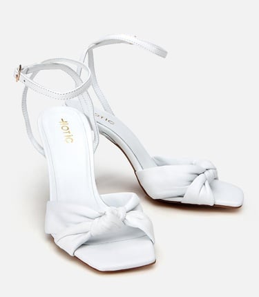  Kadın Deri Beyaz Kemerli Topuklu Sandalet