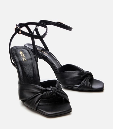  Kadın Deri Siyah Kemerli Topuklu Sandalet