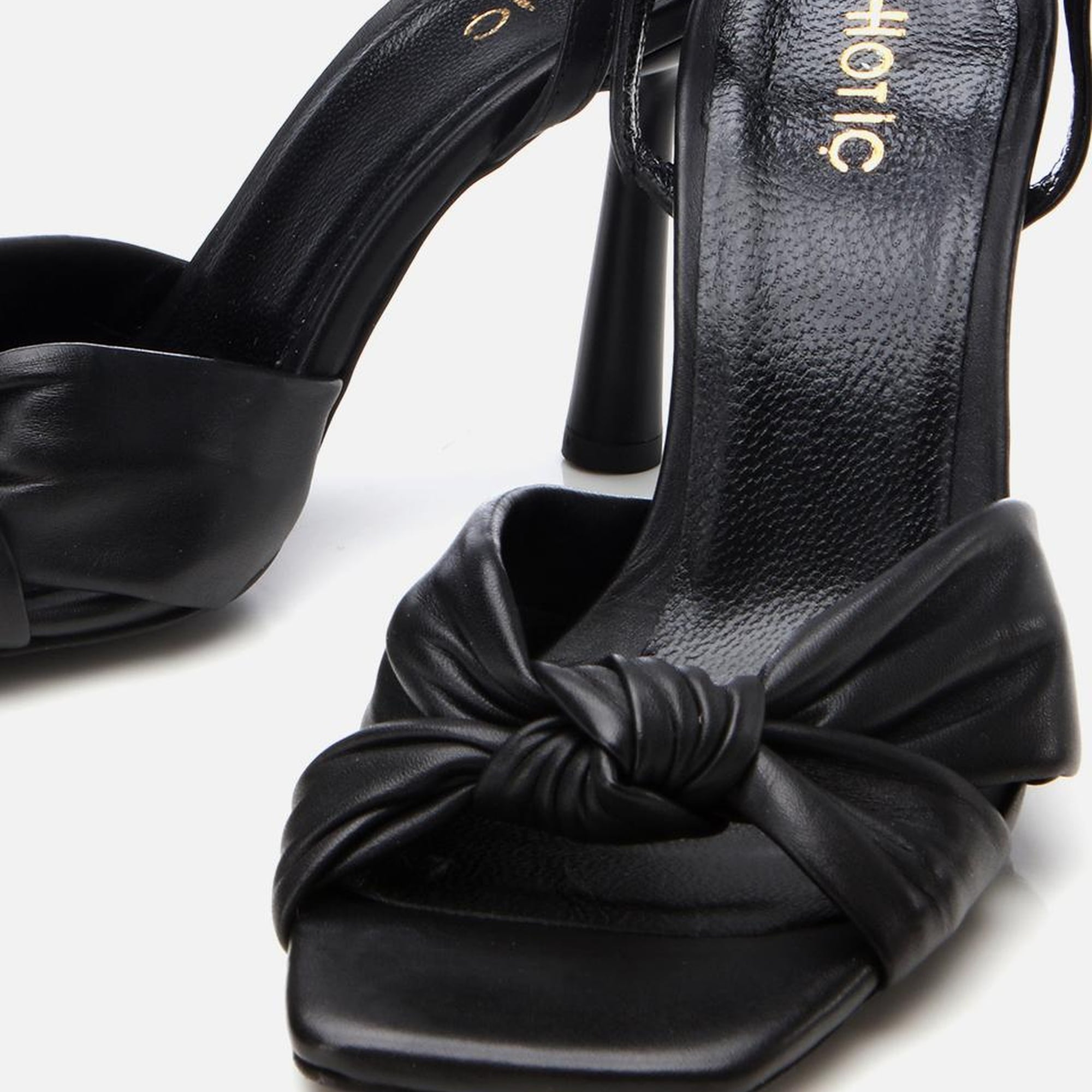 Kadın Deri Siyah Kemerli Topuklu Sandalet