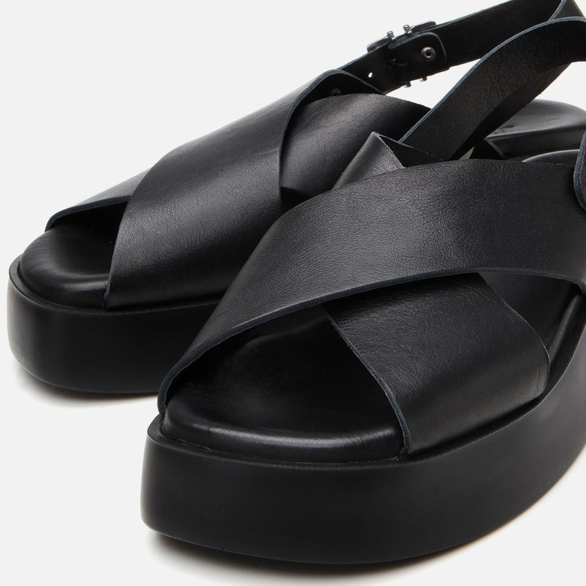 Kadın Deri Siyah Kemerli Dolgu Topuklu Sandalet