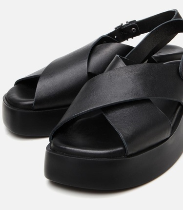  Kadın Deri Siyah Kemerli Dolgu Topuklu Sandalet