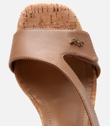  Kadın Deri Bej Kemerli Dolgu Topuklu Sandalet