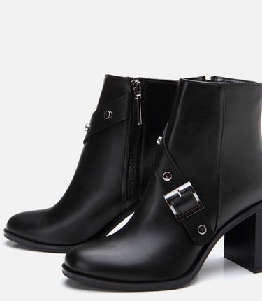  Kadın Siyah Tokalı Topuklu Bot