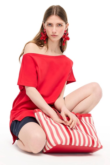  Kayık Yaka Pamuklu Tişört