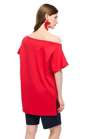  Kayık Yaka Pamuklu Tişört