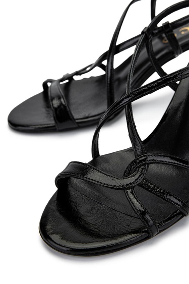  Tamer Tanca Kadın Hakiki Deri Siyah Rugan Topuklu Ayakkabı