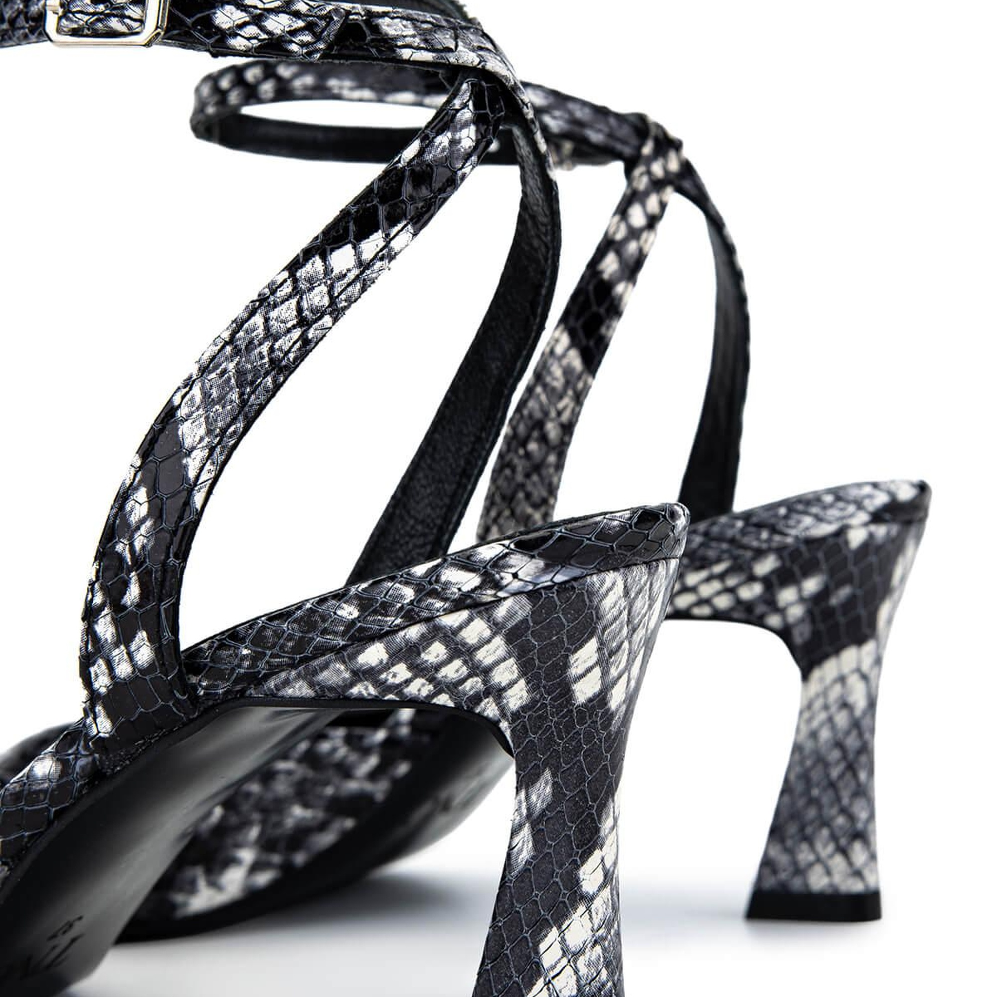 Tamer Tanca Kadın Hakiki Deri Siyah/Beyaz Yılan Topuklu Ayakkabı