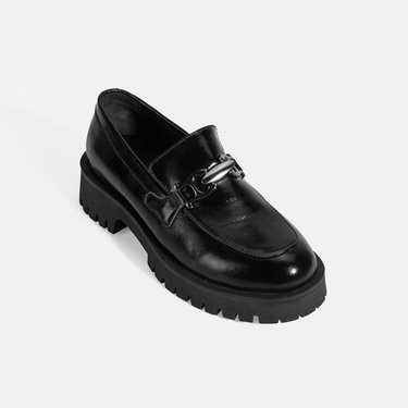  Kadın Siyah Metal Aksesuarlı Rugan Loafer