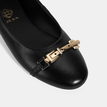  Kadın Siyah Metal Toka Aksesuarlı Deri Babet