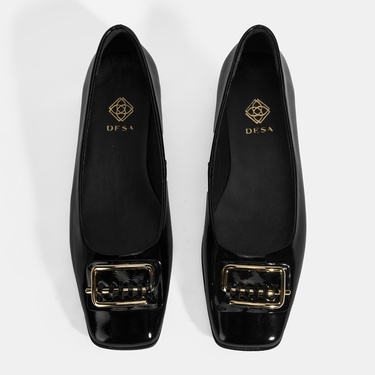  Kadın Siyah Metal Toka Aksesuarlı Rugan Babet