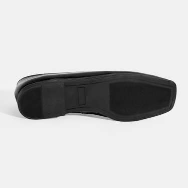  Kadın Siyah Metal Toka Aksesuarlı Rugan Babet