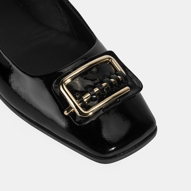  Kadın Siyah Metal Toka Aksesuarlı Rugan Babet