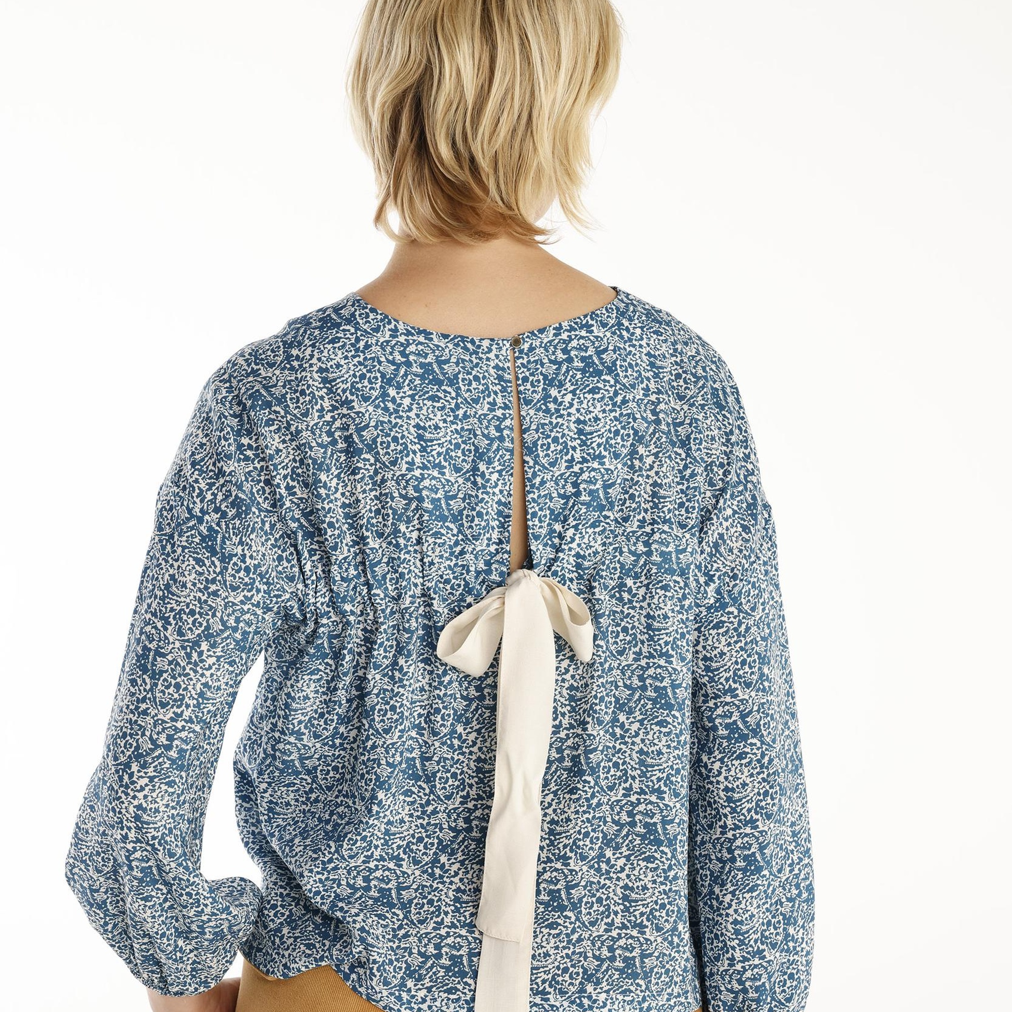 YARGICI Arka Detaylı Bluz