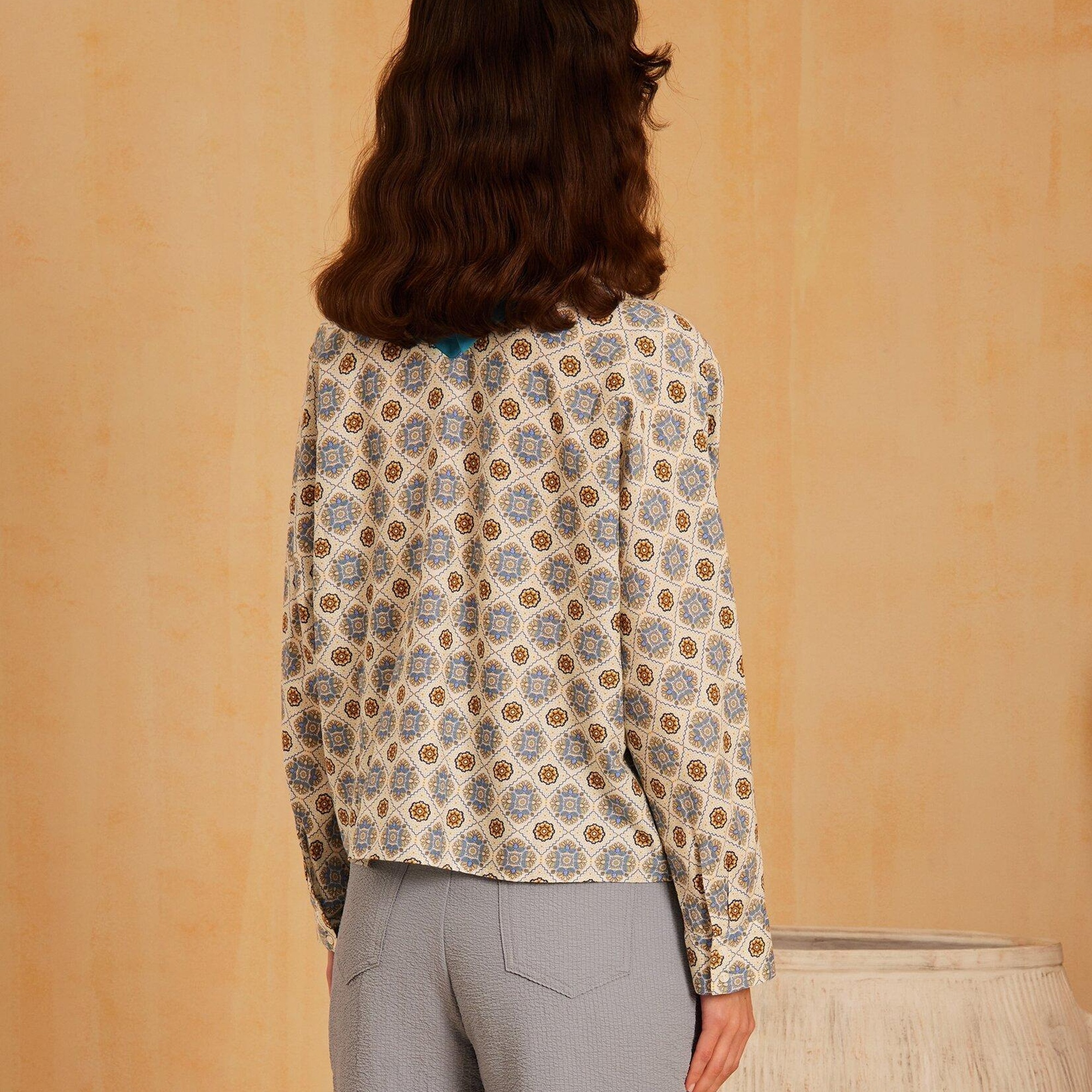 Yaka Detaylı Gömlek