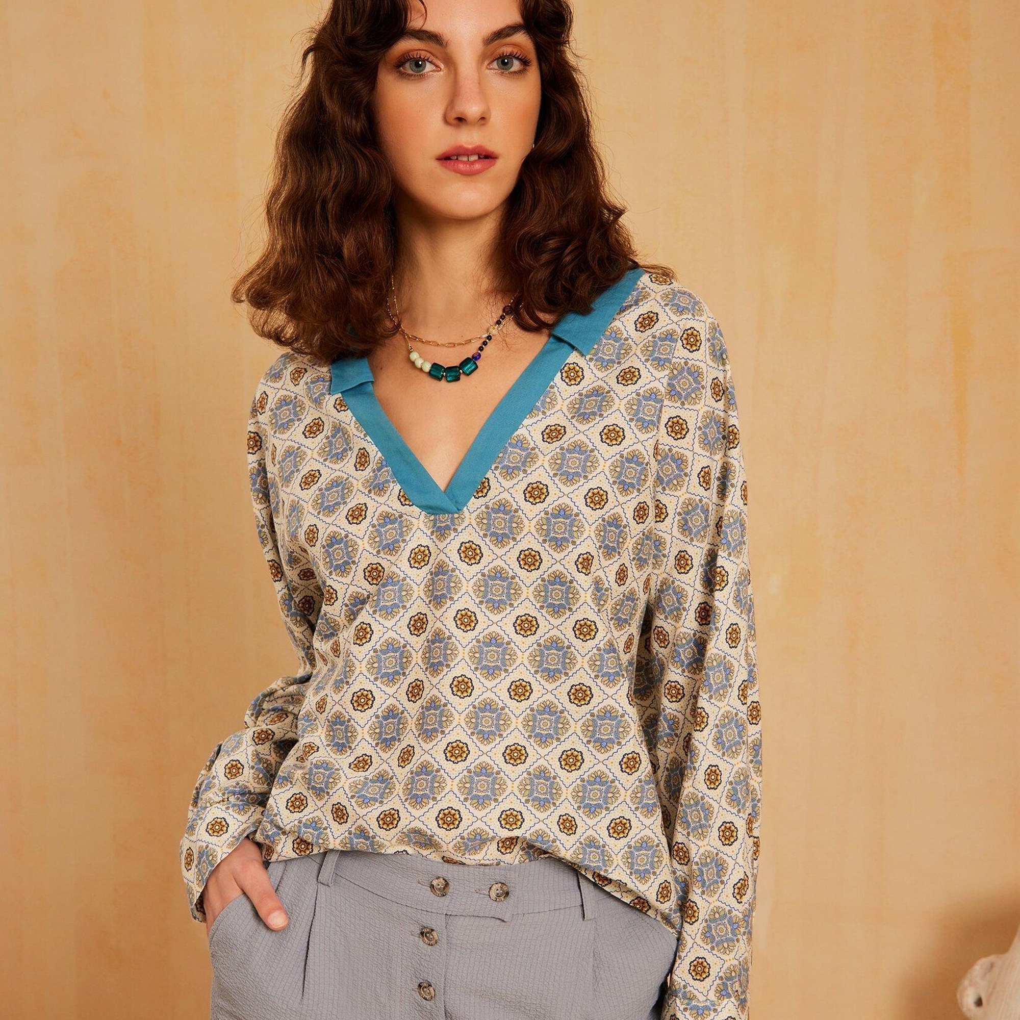 Yaka Detaylı Gömlek