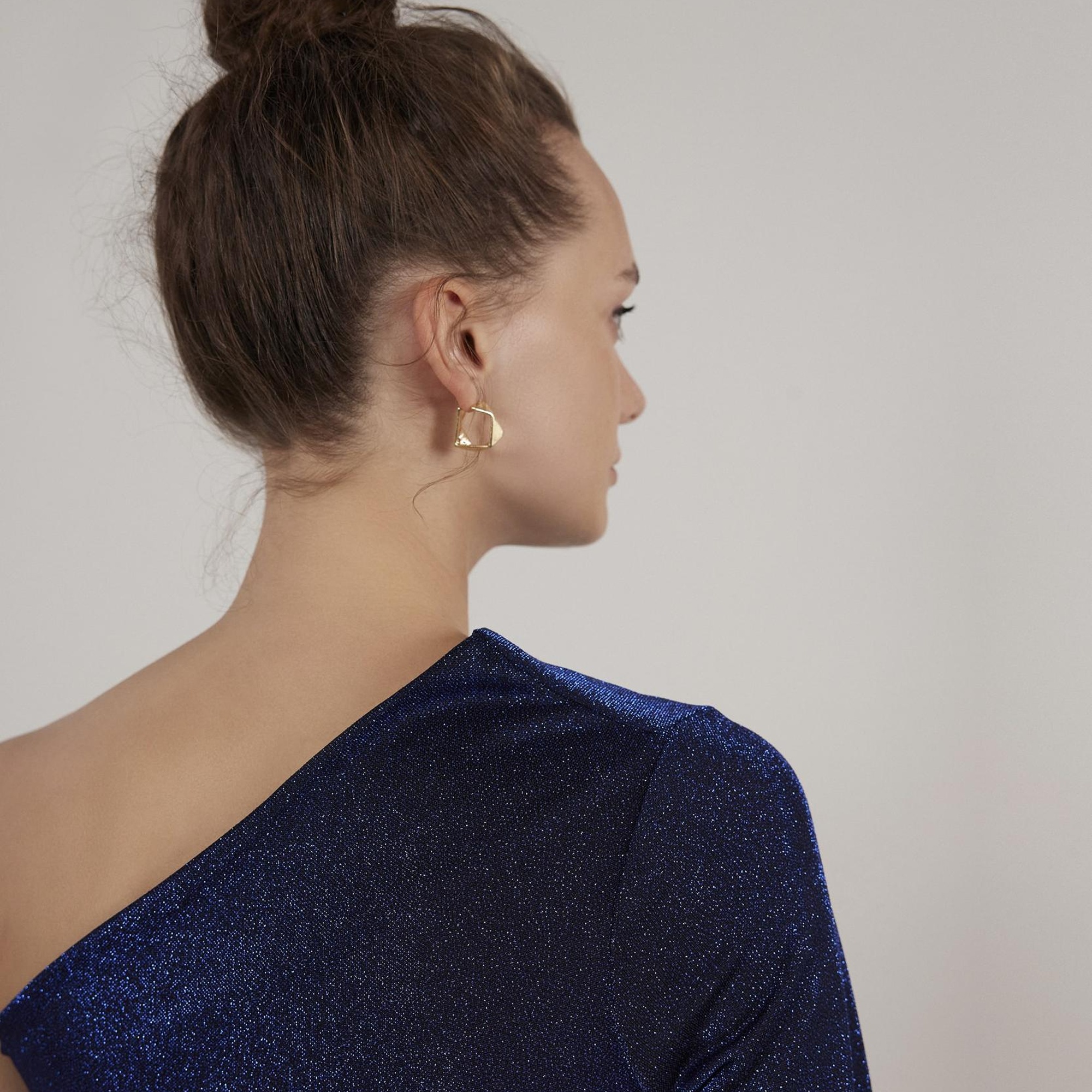 YARGICI Simli Tek Omuz T-Shırt