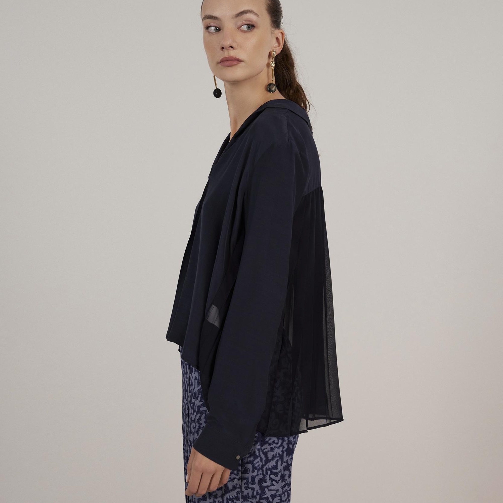 YARGICI Arka Detaylı Bluz