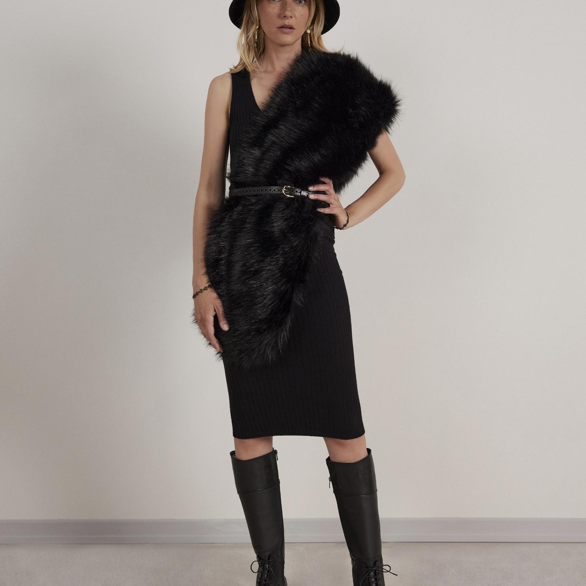 YARGICI V Yaka Seamless Kolsuz Elbise