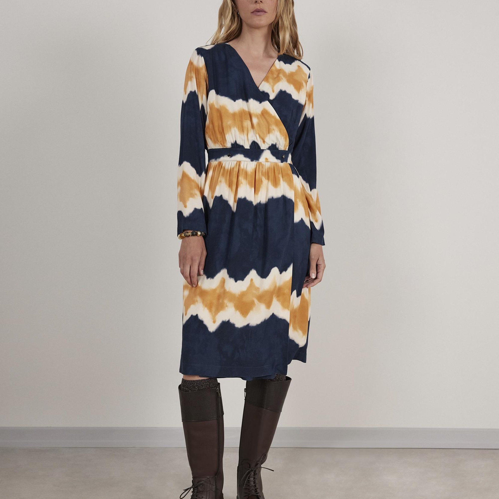 YARGICI V Yaka Elbise