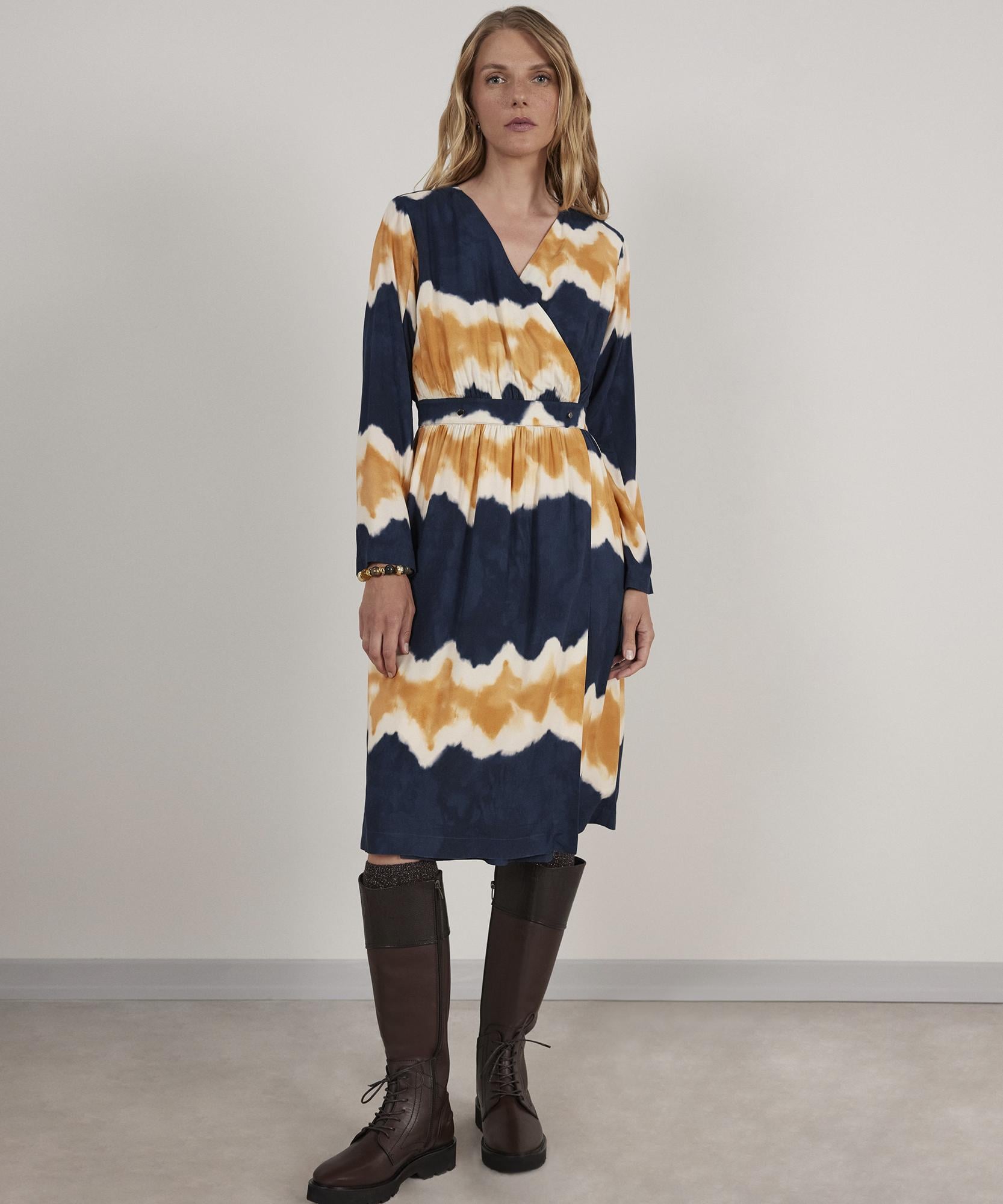  YARGICI V Yaka Elbise