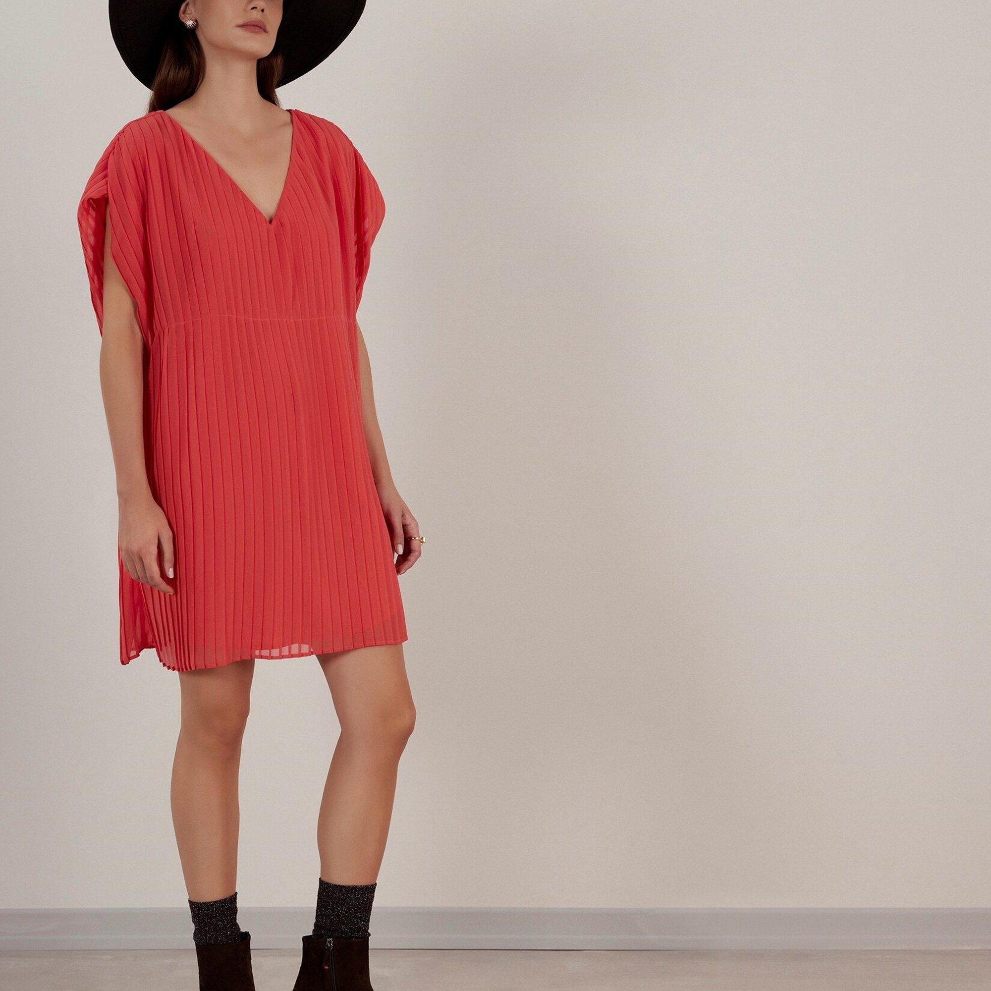 YARGICI V Yaka Elbise