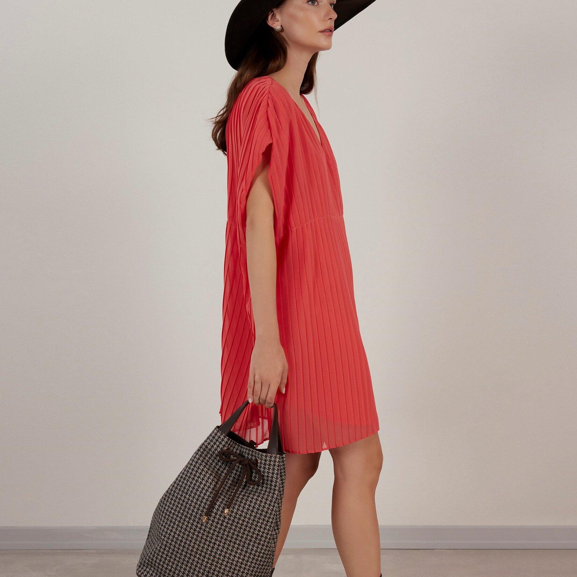 YARGICI V Yaka Elbise